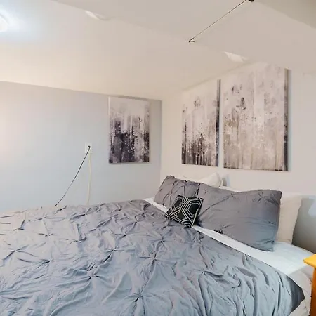 Cozy Logan Square Easy Access Chicago