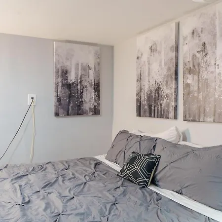 Cozy Logan Square Easy Access Apartment *