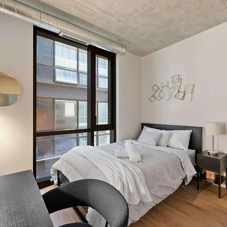 3 Bed 3 Bath High Rise With Gym & Amenities Apartment