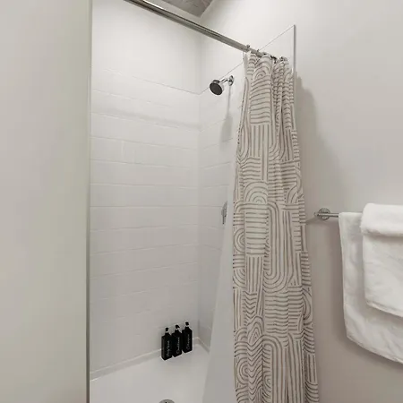 3 Bed 3 Bath High Rise With Gym & Amenities Apartment Chicago