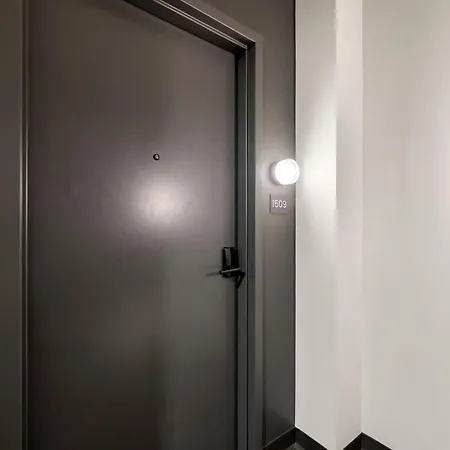 3 Bed 3 Bath High Rise With Gym & Amenities Apartment Chicago