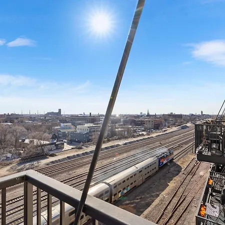 Apartment Modern Historic Loft 19ft Ceilings, Gym, Heated Parking, Skyline Views, Balcony Chicago