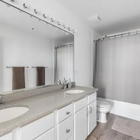 Apartment Modern Historic Loft 19ft Ceilings, Gym, Heated Parking, Skyline Views, Balcony Chicago