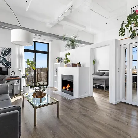 Apartment Modern Historic Loft 19ft Ceilings, Gym, Heated Parking, Skyline Views, Balcony