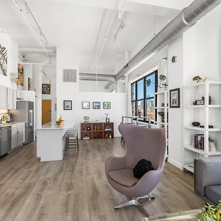 Apartment Modern Historic Loft 19ft Ceilings, Gym, Heated Parking, Skyline Views, Balcony