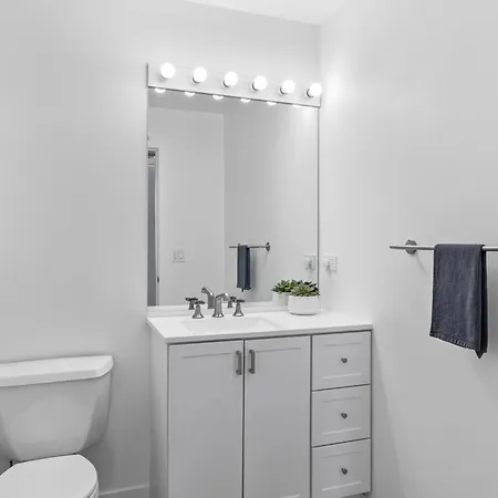 Modern Historic Loft 19ft Ceilings, Gym, Heated Parking, Skyline Views, Balcony Apartment