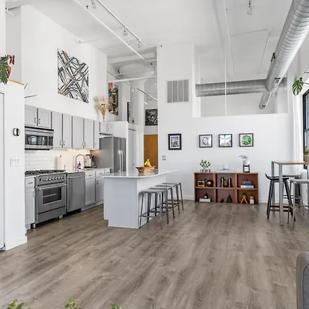 Apartment Modern Historic Loft 19ft Ceilings, Gym, Heated Parking, Skyline Views, Balcony