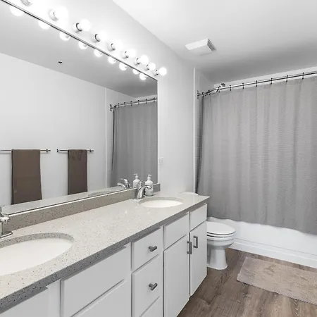 Modern Historic Loft 19ft Ceilings, Gym, Heated Parking, Skyline Views, Balcony Apartment