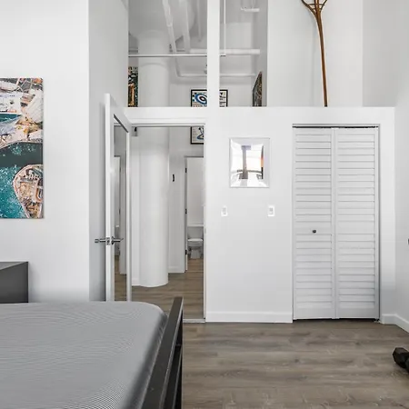 Apartment Modern Historic Loft 19ft Ceilings, Gym, Heated Parking, Skyline Views, Balcony Chicago