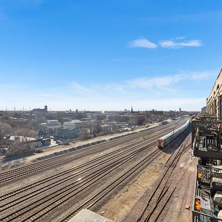 Modern Historic Loft 19ft Ceilings, Gym, Heated Parking, Skyline Views, Balcony Chicago