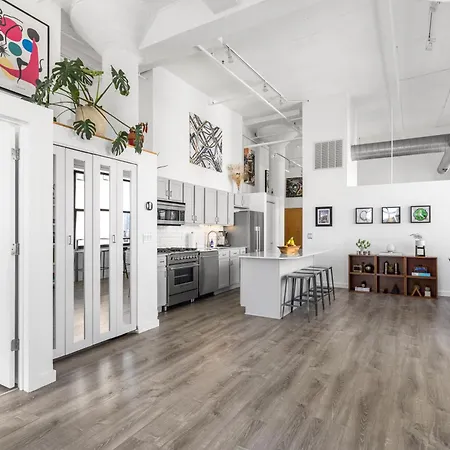 Apartment Modern Historic Loft 19ft Ceilings, Gym, Heated Parking, Skyline Views, Balcony