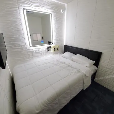 Hotel Solo Explorer Nest, Walk To Museums And Parks Chicago