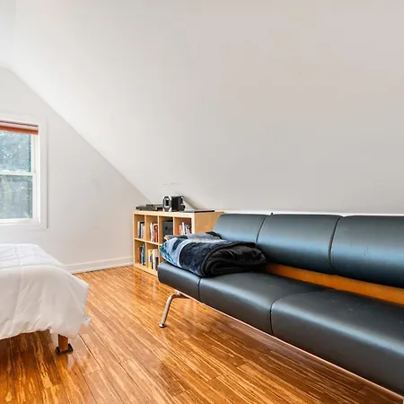 Single Family With 3 Bedrooms Attic With 2 Beds *