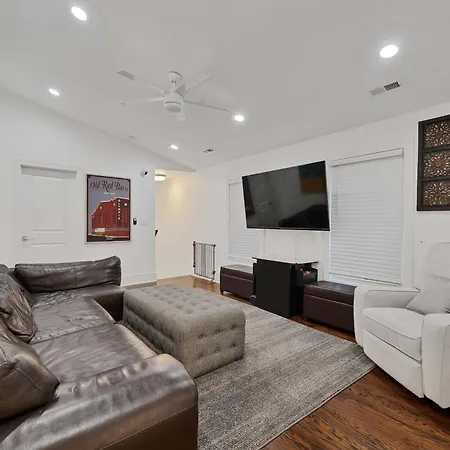 Wicker Park 4bd 3ba, Steps From Cta, Parking Incl Holiday home *
