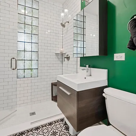 Holiday home Wicker Park 4bd 3ba, Steps From Cta, Parking Incl