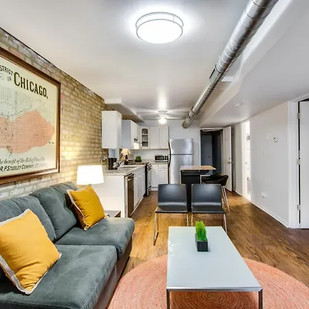 Wicker Park 6bd 4ba, Steps From Cta, Parking Incl Holiday home