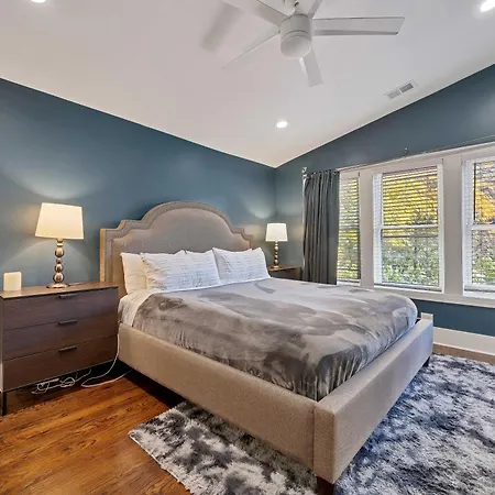 Holiday home Wicker Park 6bd 4ba, Steps From Cta, Parking Incl