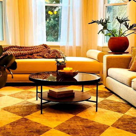 Stunning 3 Bedrooms 2 Bathrooms Getaway Chicago!