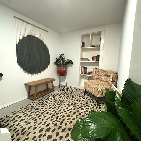 Stunning 3 Bedrooms 2 Bathrooms Getaway Chicago!