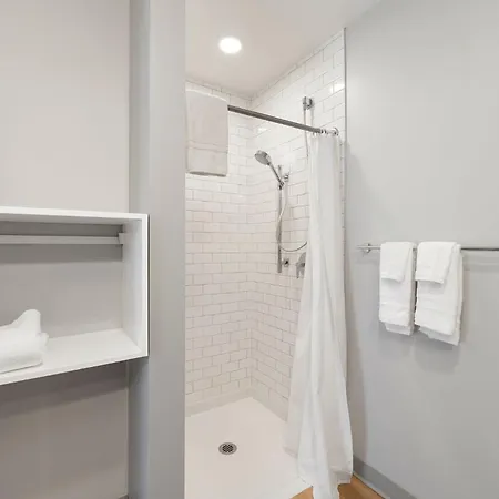 Escape Bright Sleek & Modern * Chicago