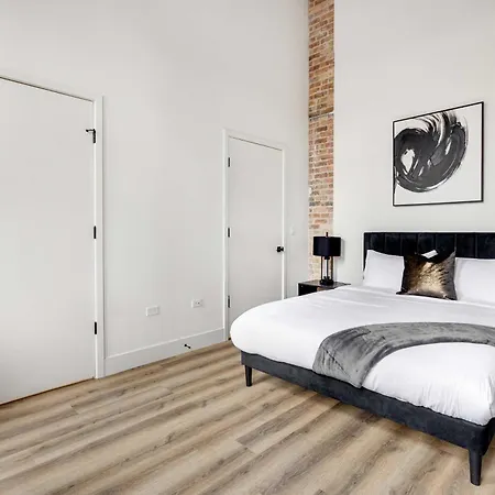 River North Rooftop With In And Out Parking 6 * Chicago