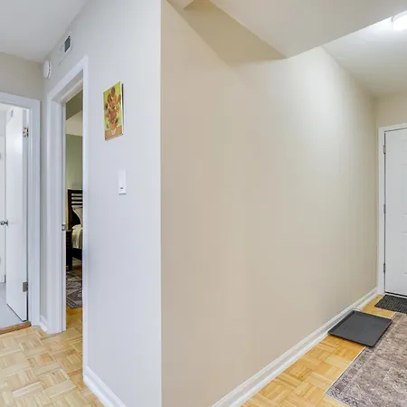 Steps To Shops & Eats: In Portage Park! Apartment *