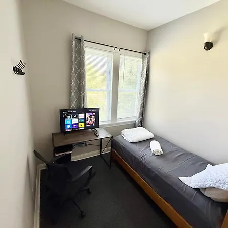 Place To - Close To Downtown! - Free Parking! Homestay Chicago