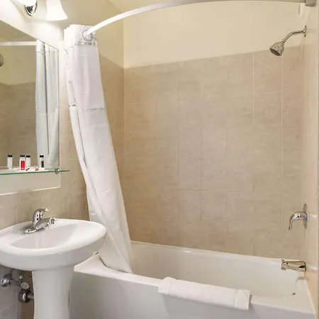 Travelodge By Wyndham Downtown