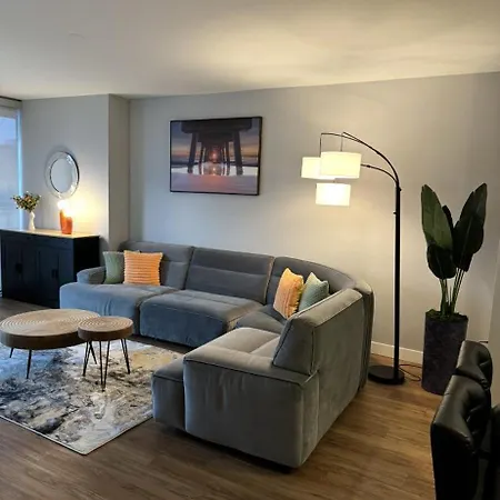 Skyrise In Downtown Apartment *