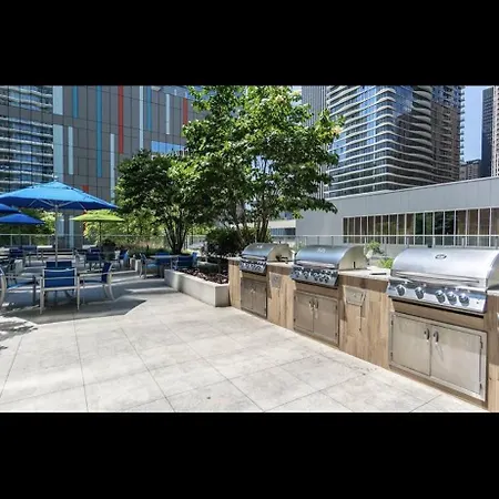Skyrise In Downtown Apartment *