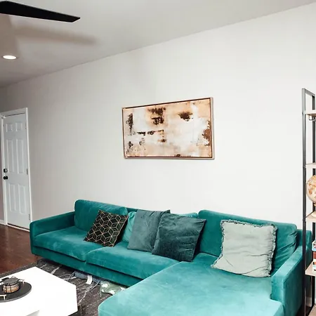 Modern & Spacious By Northwestern Hospital Bronzeville *