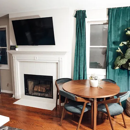 Modern & Spacious By Northwestern Hospital Bronzeville Apartment *