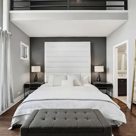 River West Modern 4-bd With Patio & Balcony *