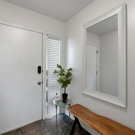 Holiday home River West Modern 4-bd With Patio & Balcony