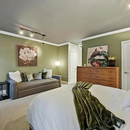 River West Modern 4-bd With Patio & Balcony Chicago