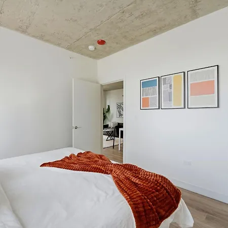 Envitae 4br Modern Sleek Holiday home Chicago