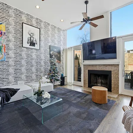 River West Modern 4-bd With Patio & Balcony Chicago