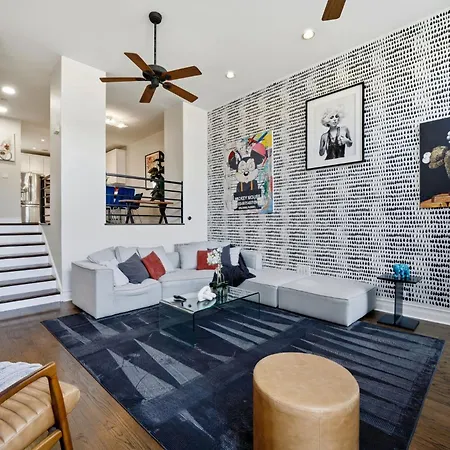 River West Modern 4-bd With Patio & Balcony *