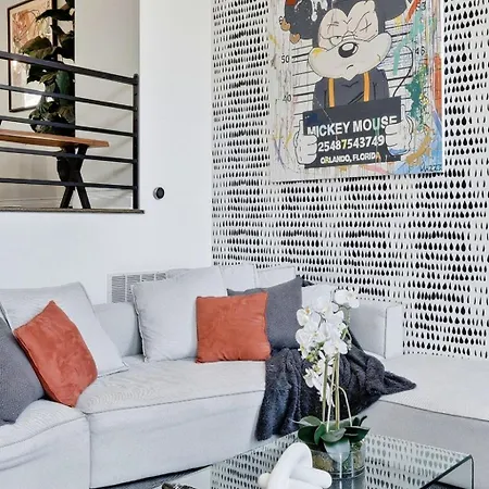 River West Modern 4-bd With Patio & Balcony