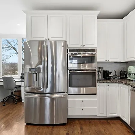River West Modern 4-bd With Patio & Balcony Holiday home