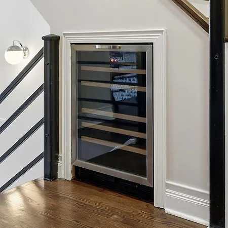 River West Modern 4-bd With Patio & Balcony