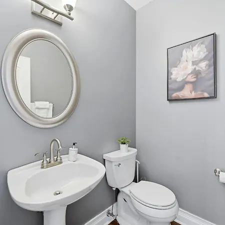 River West Modern 4-bd With Patio & Balcony Chicago