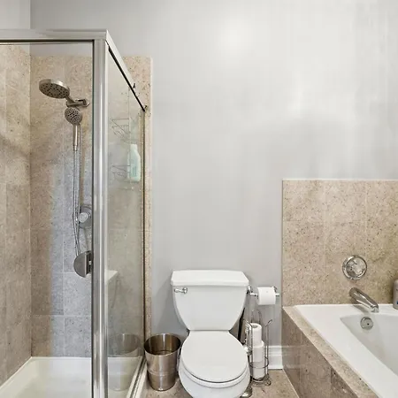 River West Modern 4-bd With Patio & Balcony