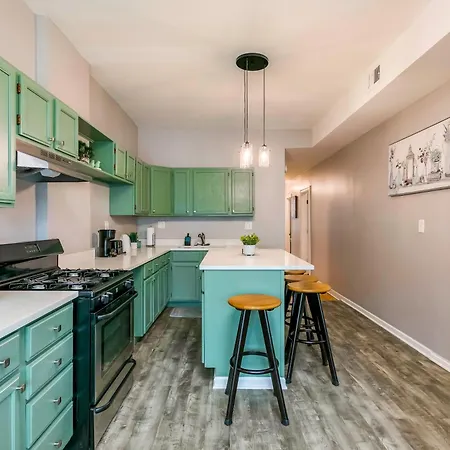Logan Sq 4br - Free Parking - Near Nightlife & Dt Apartment *