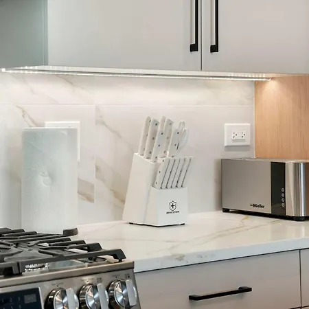 Apartment Modern By Med District With Parking & Laundry *