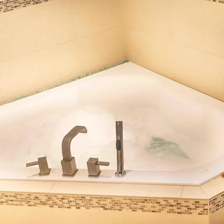 2level Duplex With Jaccuzi-gem In 4bd&3ba *