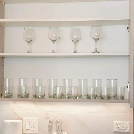 Modern By Med District With Parking & Laundry