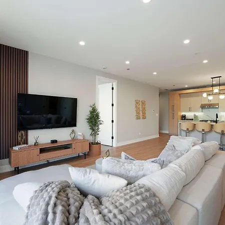 Modern By Med District With Parking & Laundry