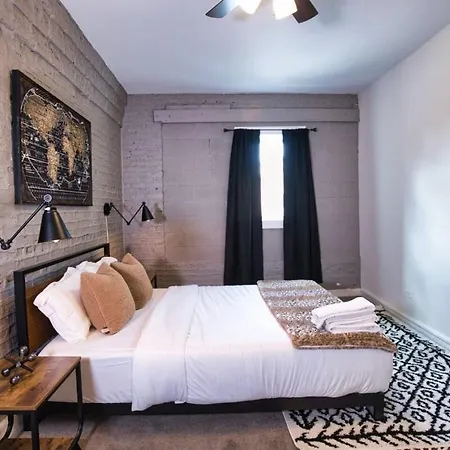 Mccormick 4br Huge Unit W/ Pool Table | Sleeps 10 Chicago