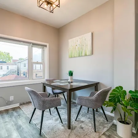 Logan Sq 4br - Free Parking - Near Nightlife & Dt Apartment